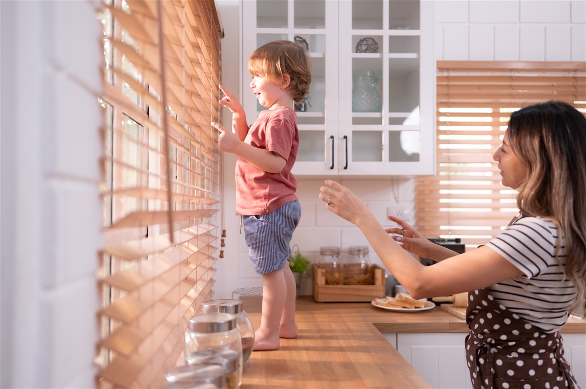 Aménagement avec des meubles vitrine murale