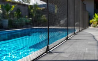 découvrez les normes essentielles à respecter pour garantir la sécurité de votre piscine avec un filet anti-chute efficace et conforme.