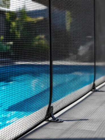 découvrez les normes essentielles à respecter pour garantir la sécurité de votre piscine avec un filet anti-chute efficace et conforme.
