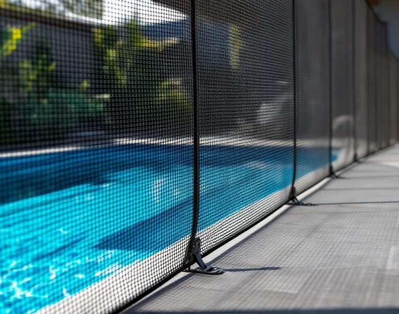 découvrez les normes essentielles à respecter pour garantir la sécurité de votre piscine avec un filet anti-chute efficace et conforme.