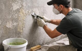 découvrez des méthodes efficaces et douces pour enlever une vieille peinture sur un mur en ciment sans endommager la surface, afin de préparer votre mur pour une nouvelle finition impeccable.