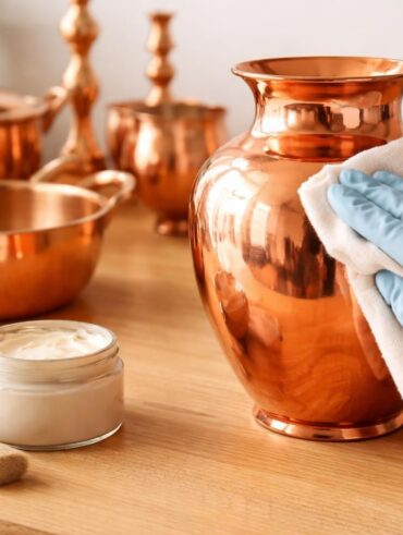 découvrez des astuces efficaces pour prévenir l'oxydation de vert de gris sur vos objets en cuivre et conserver leur éclat naturellement.